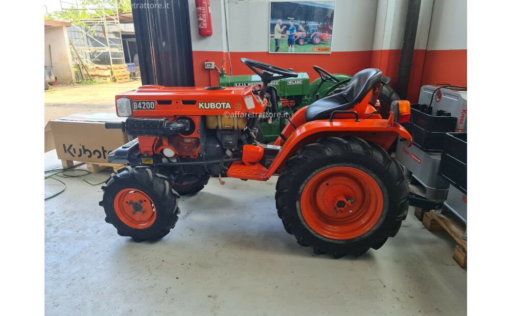 Rabljeni TRAKTOR Kubota B4200 - 3