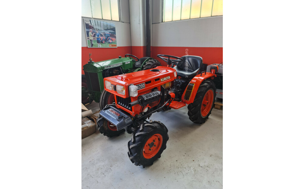 Rabljeni TRAKTOR Kubota B4200 - 1