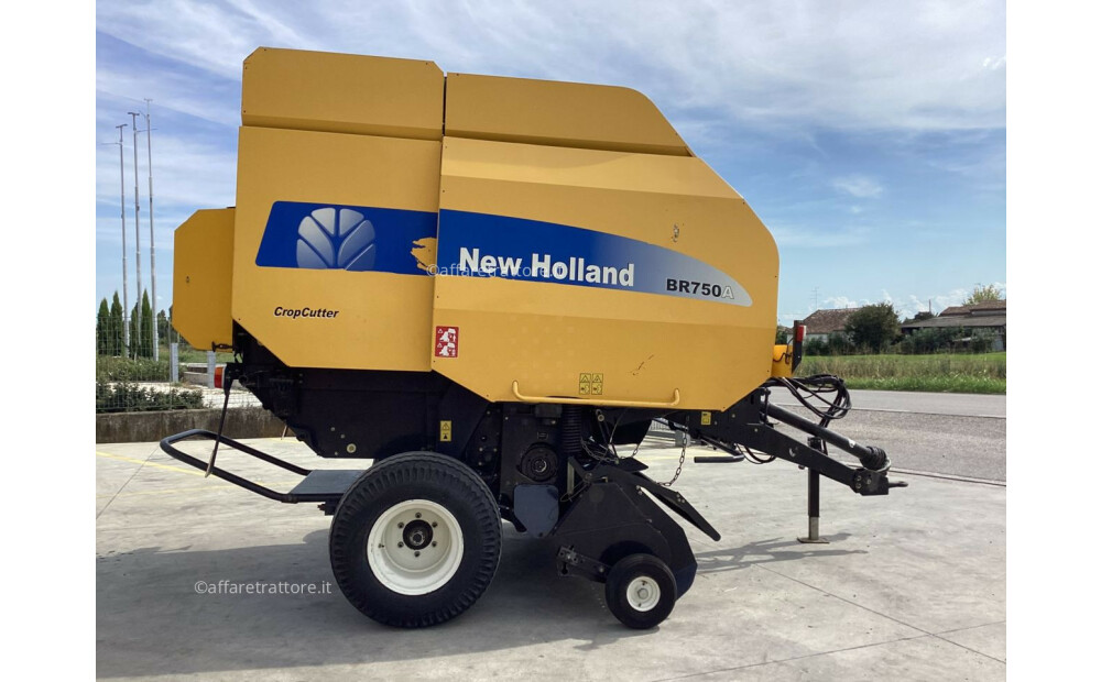 Rabljeni New Holland BR750 - 8